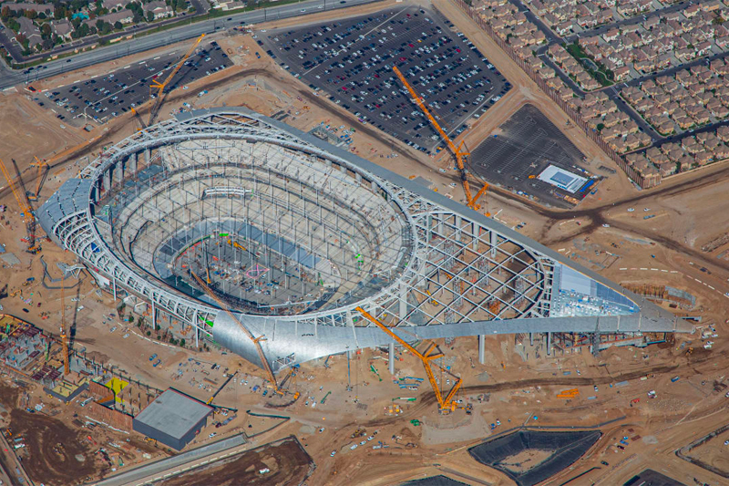 01 février 2022, États-Unis, Inglewood : les travailleurs peignent le logo Super  Bowl LVI sur le terrain au stade SOFI.Les Rams de Los Angeles et les Bengals  de Cincinnati se réuniront ici