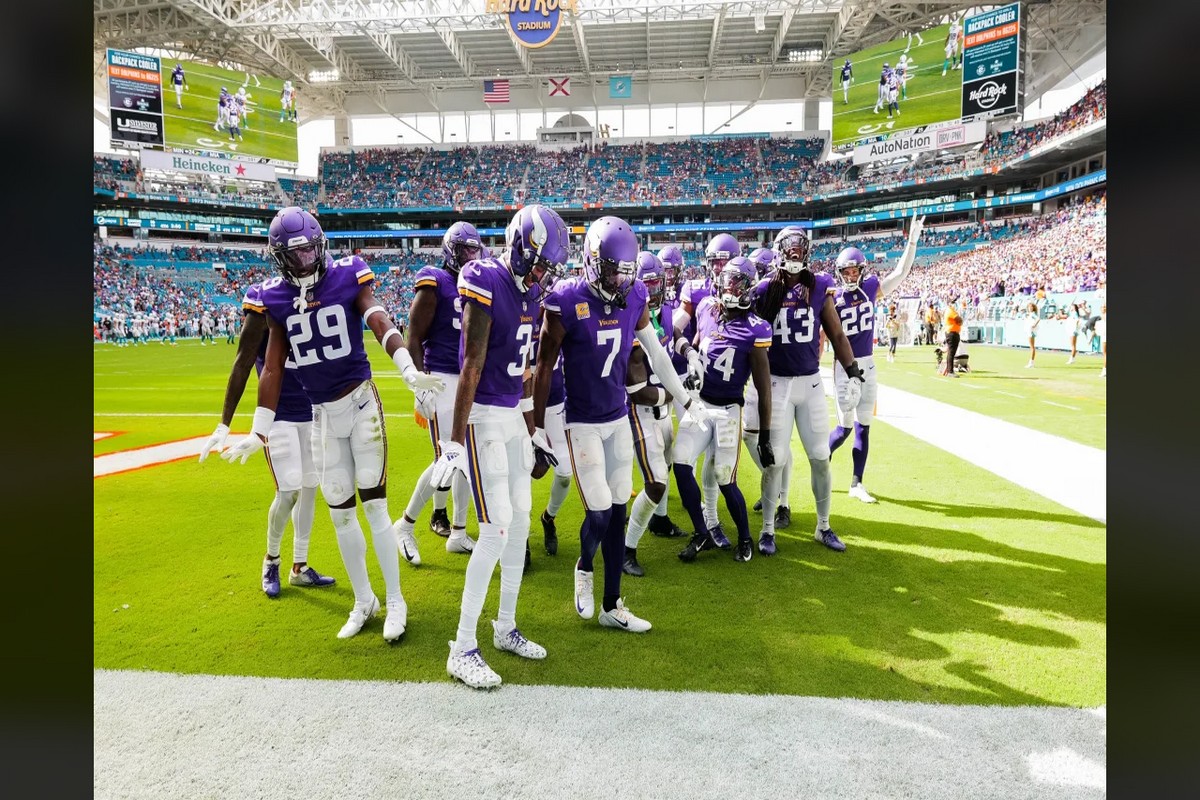 Cook's late touchdown ices Vikings' 24-16 win over Dolphins